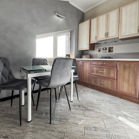 Apartments On Zaliznychna 49 อิวาโน-ฟรานกิฟสเก ภายนอก รูปภาพ