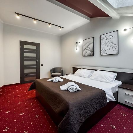 Apartments On Zaliznychna 49 อิวาโน-ฟรานกิฟสเก ภายนอก รูปภาพ