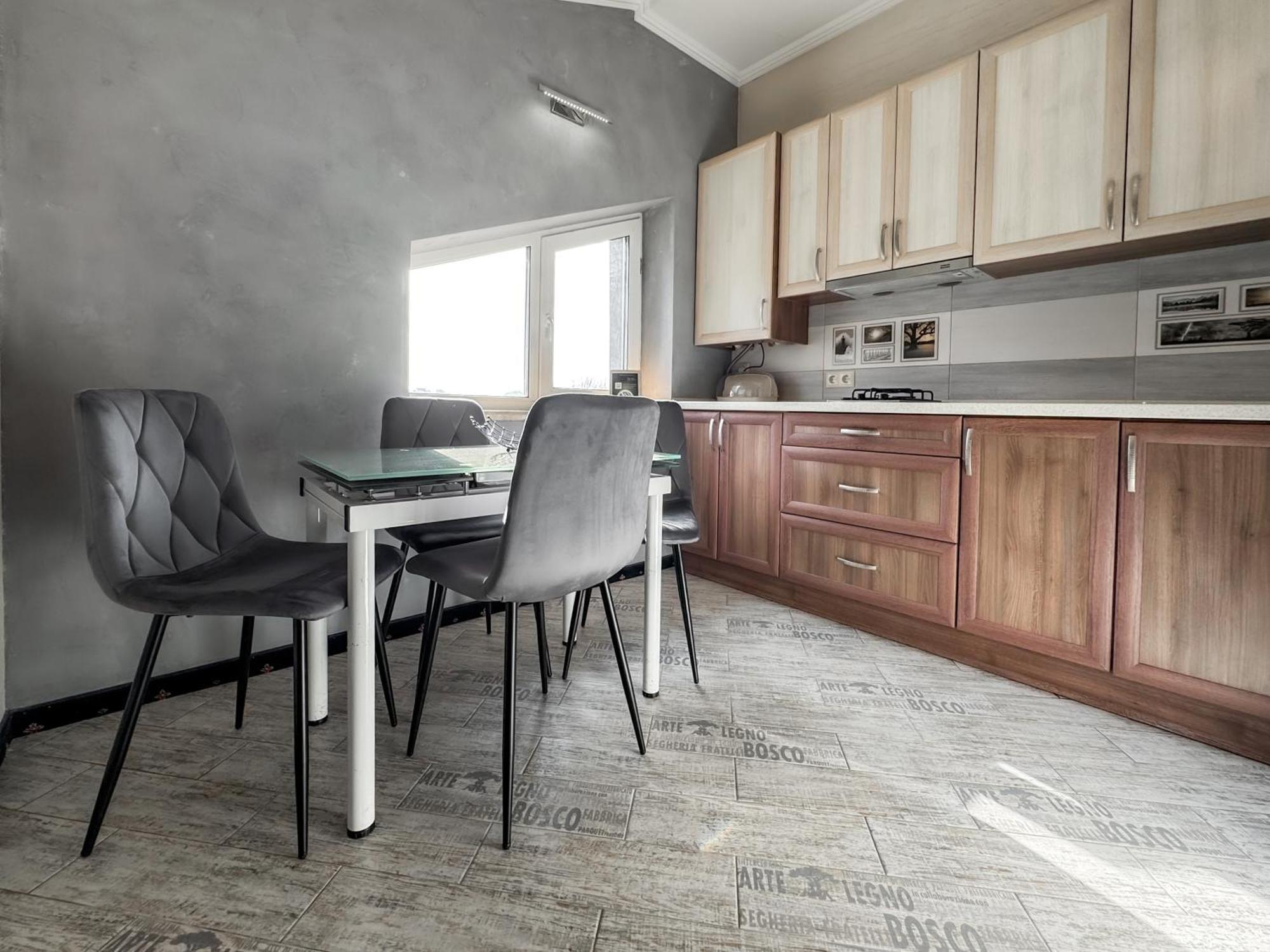 Apartments On Zaliznychna 49 อิวาโน-ฟรานกิฟสเก ภายนอก รูปภาพ