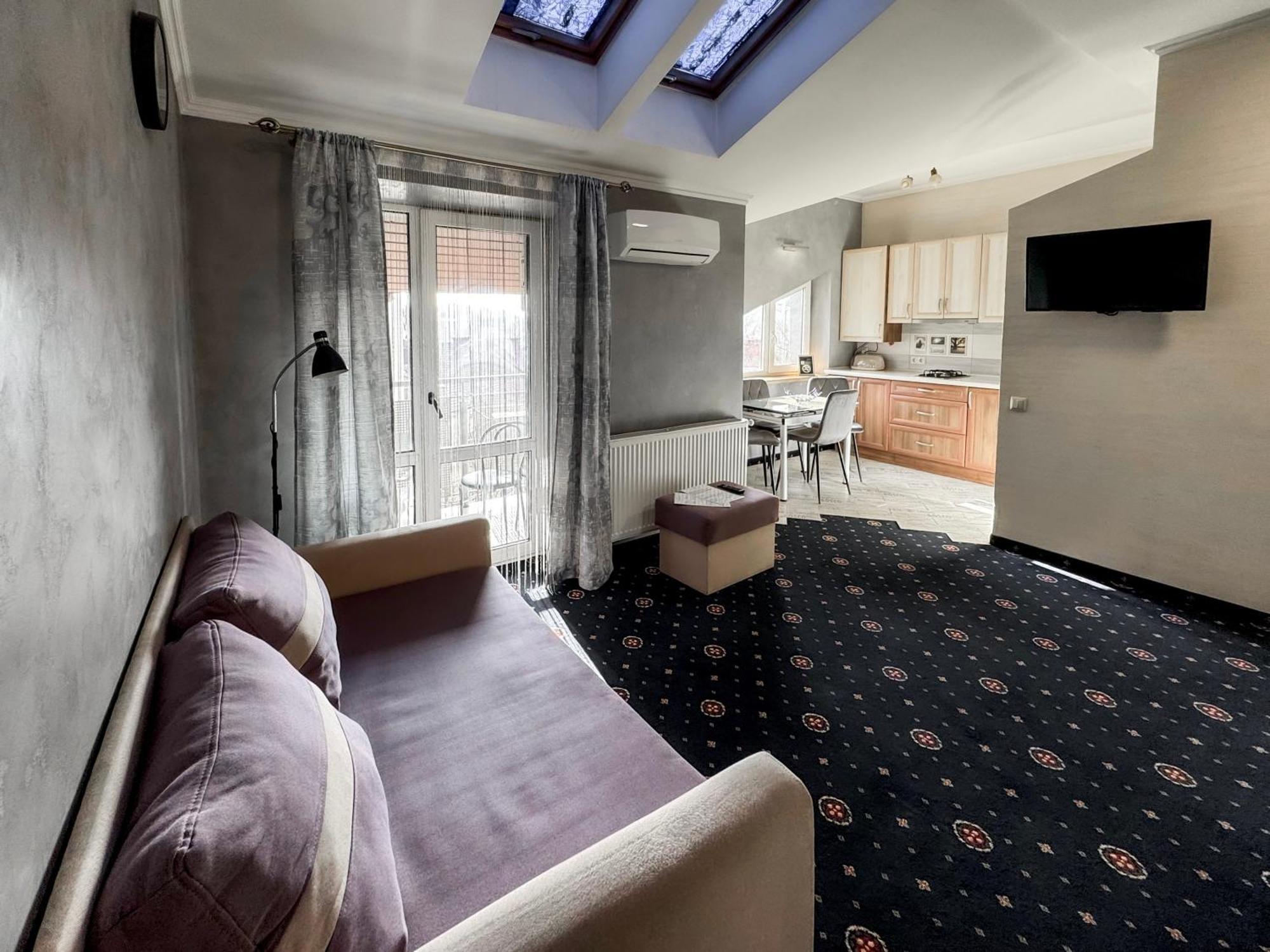 Apartments On Zaliznychna 49 อิวาโน-ฟรานกิฟสเก ภายนอก รูปภาพ