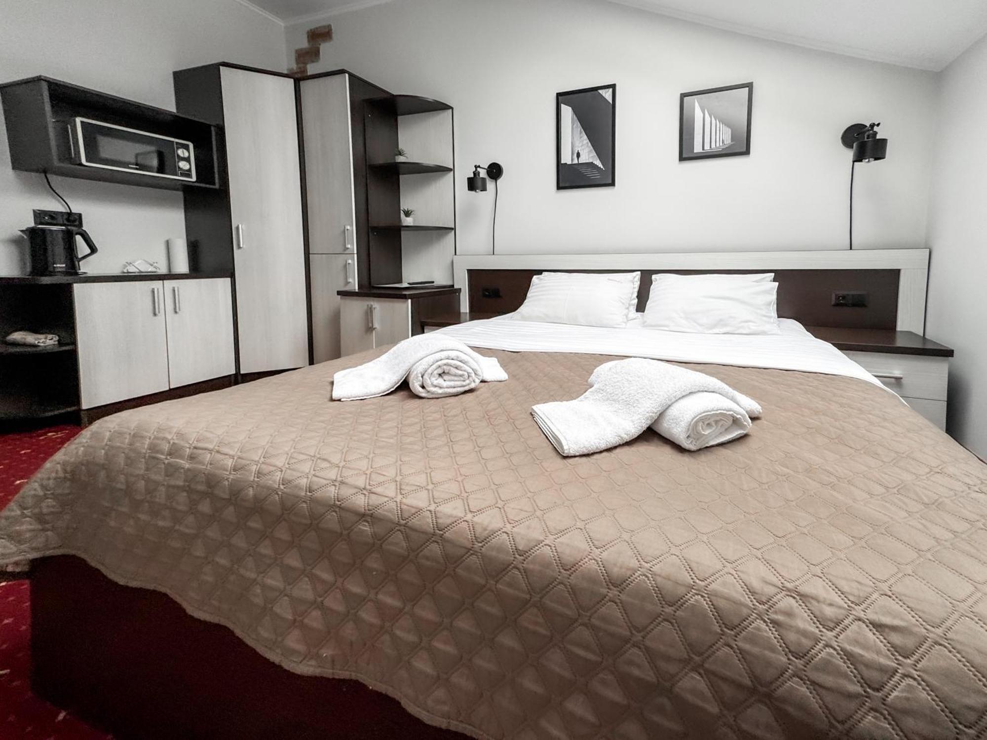 Apartments On Zaliznychna 49 อิวาโน-ฟรานกิฟสเก ภายนอก รูปภาพ