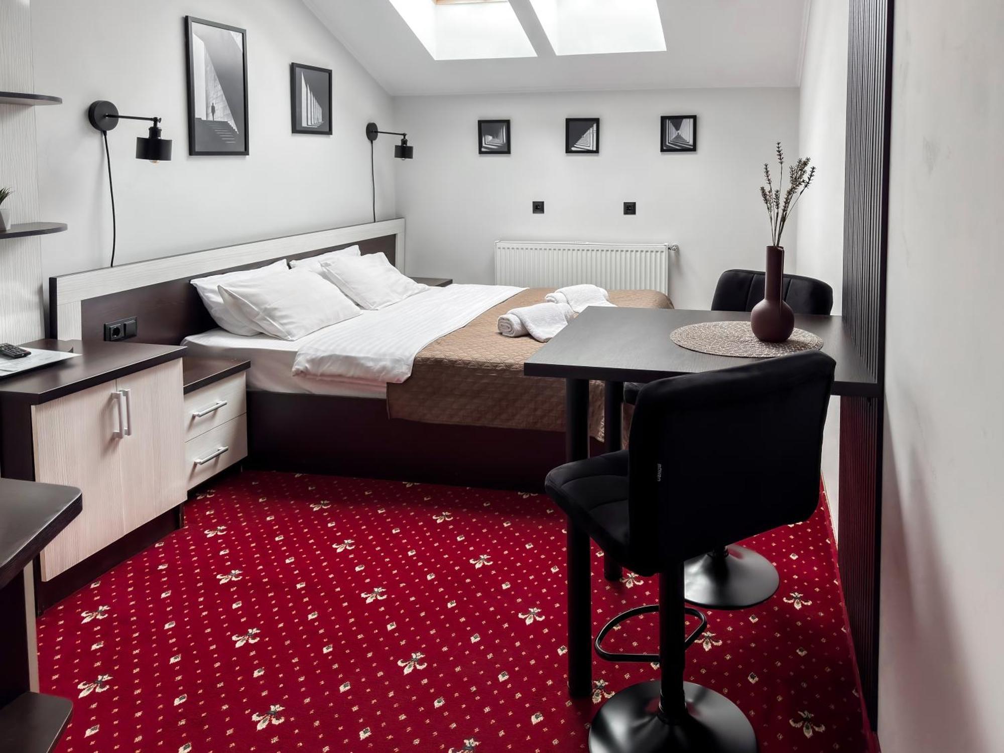Apartments On Zaliznychna 49 อิวาโน-ฟรานกิฟสเก ภายนอก รูปภาพ