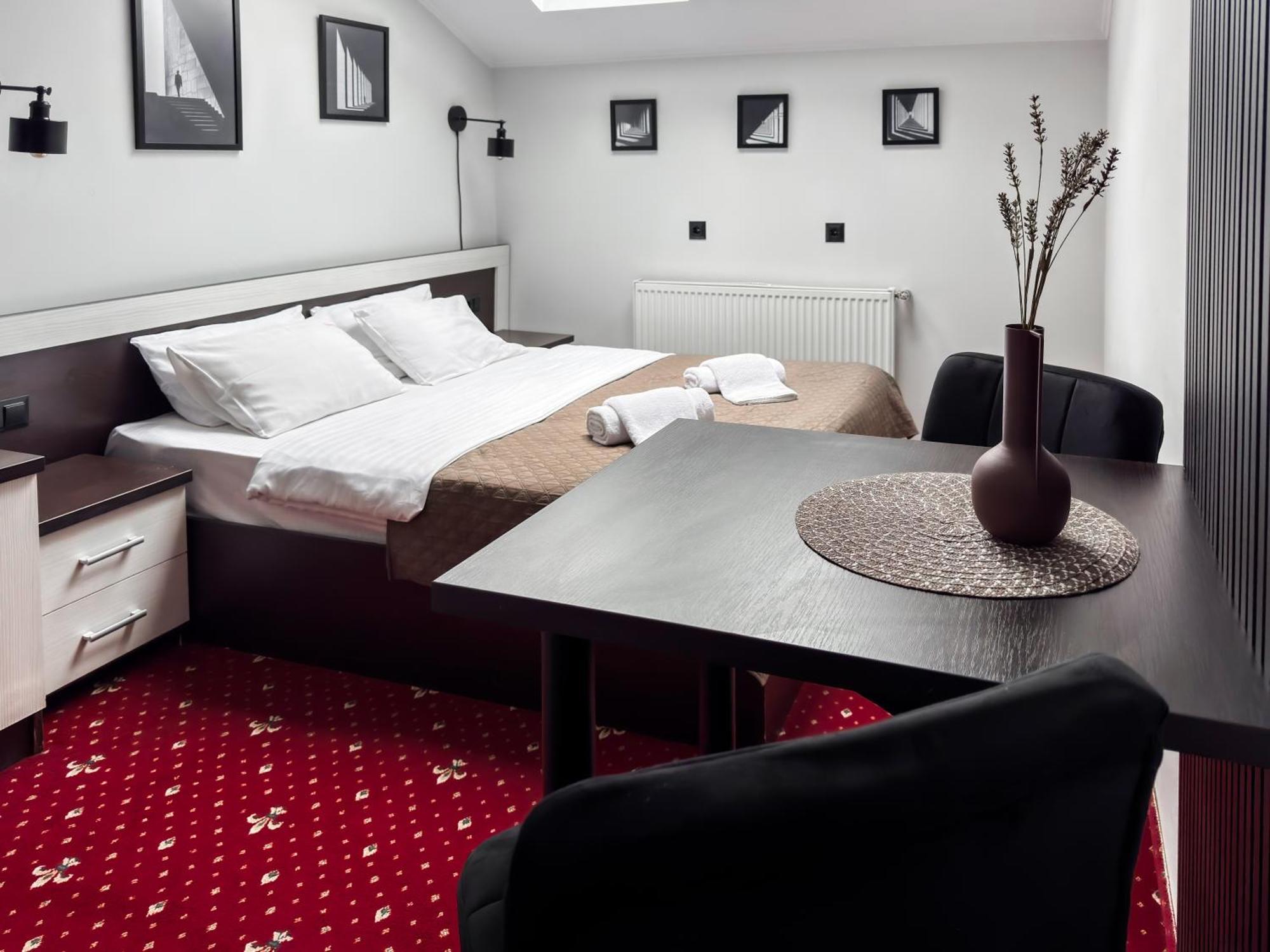 Apartments On Zaliznychna 49 อิวาโน-ฟรานกิฟสเก ภายนอก รูปภาพ