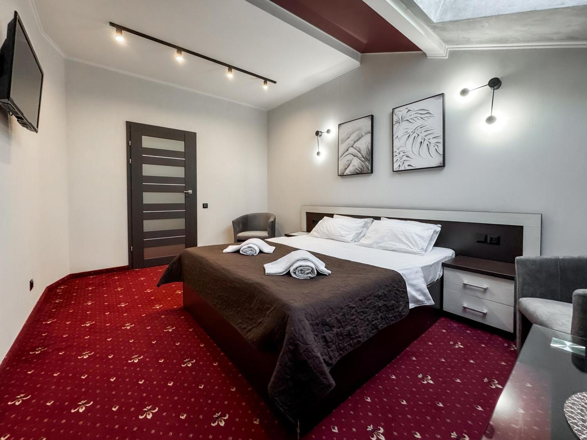 Apartments On Zaliznychna 49 อิวาโน-ฟรานกิฟสเก ภายนอก รูปภาพ